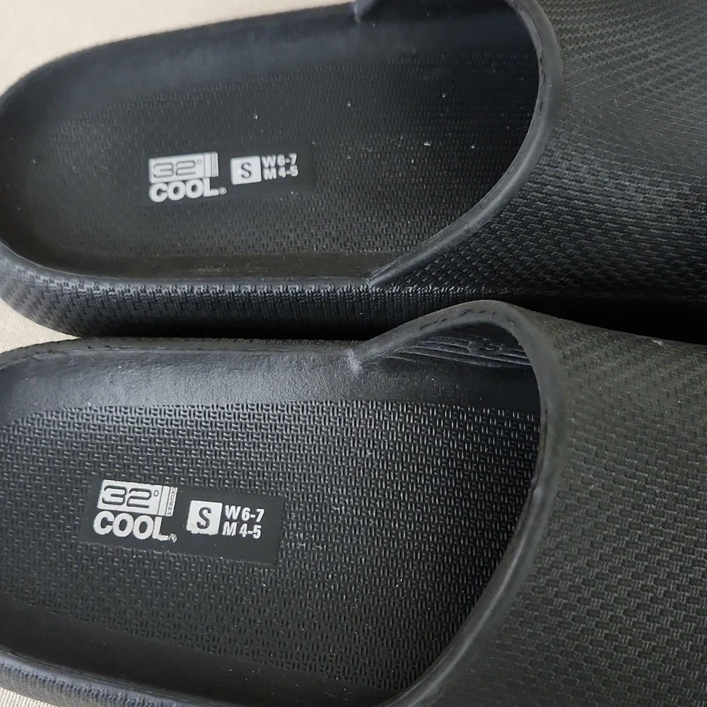 Black Slide Sandals 32 Degree Cool Size SMALL.